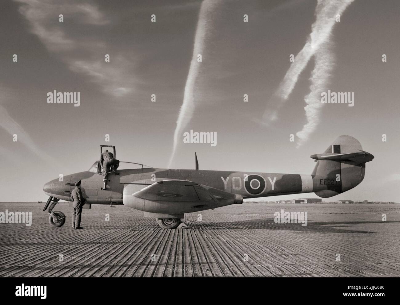 Gloster Meteor F Mark I, der erste britische Düsenjäger und das einzige Jet-Flugzeug der Alliierten, das während des Zweiten Weltkriegs Kampfeinsätze erbrachte, ist Teil der RAF der 616. Staffel am Boden in Manston, Kent, England. Im Juli 1944 wurde die Einheit die erste Staffel, die Jet-Ausrüstung in Form von Gloster Meteor Mk.I-Kämpfern erhielt. Der erste Meteor-Einsatzversuch fand am 27. Juli von RAF Manston statt, als er V-1-Flugbomben abfing, die gegen Südengland abgefeuert wurden, wobei eine V1 umkippte, nachdem die Kanone eines Piloten blockiert und eine andere abgeschossen wurde. Stockfoto