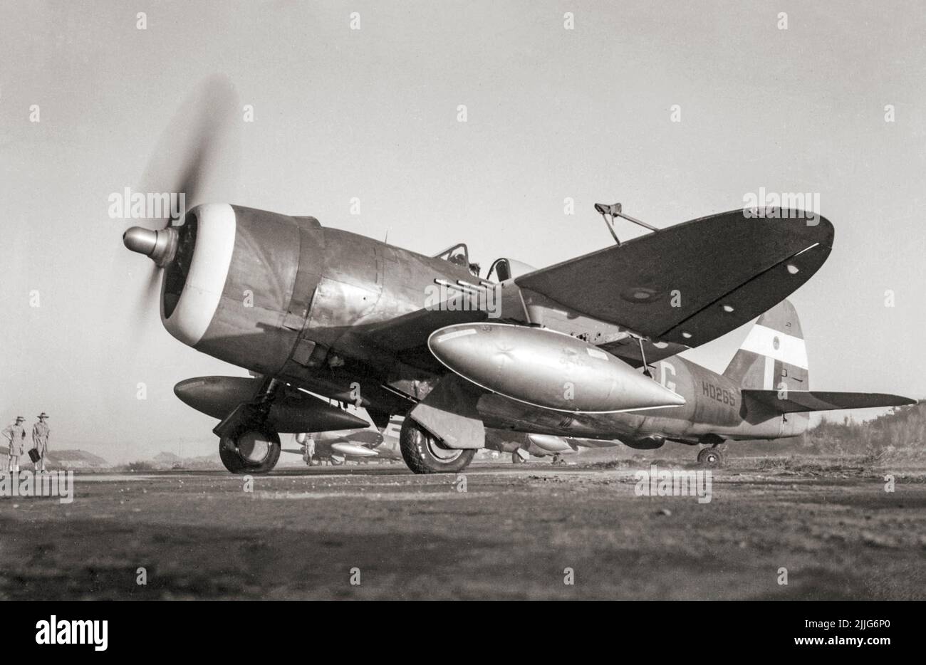Thunderbolt Mark II von No. 30 Squadron RAF, bereitet sich darauf vor, für einen Sortie aus Cox's Bazaar, Indien, abzuheben. Die Republic P-47 Thunderbolt war ein Kampfflugzeug aus dem Zweiten Weltkrieg, das von 1941 bis 1945 vom amerikanischen Luftfahrtunternehmen Republic Aviation hergestellt wurde. Es könnte eine Bombenlast von 2.500 lb (1.100 kg) machen es zu einem der schwersten Kämpfer des Krieges. Stockfoto