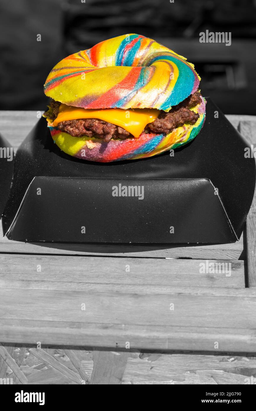 Unicorn Burger Hampshire Hacksteak Regenbogen Bagel Glitter zum Verkauf auf Food-Stand bei der Veranstaltung in Poole, Dorset UK im Juli - selektive Farbgebung Stockfoto