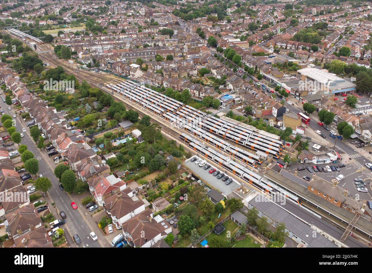 Luftaufnahme der London Overground Züge am Bahnhof Chingford. London Stockfoto