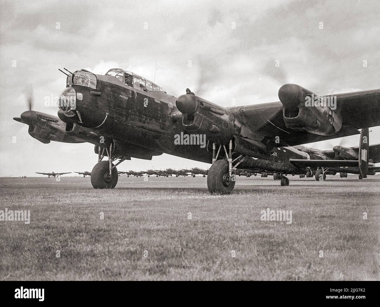 Avro Lancaster B Mark I, R5620 von No. 83 Squadron RAF, führt die Warteschlange der Flugzeuge an, die darauf warten, von Scampton, Lincolnshire, beim 'Thousand-Bomber'-Angriff nach Bremen, Deutschland, abzuheben. Dieser britische viermotorige schwere Bomber war das einzige Flugzeug, das in dieser Nacht vom Geschwader verloren ging. Stockfoto