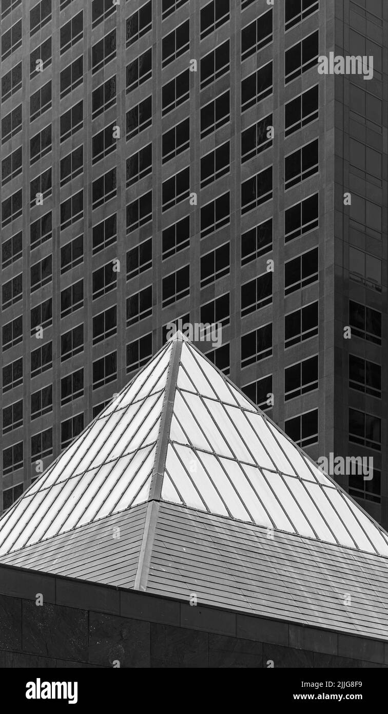 Eine vertikale Aufnahme des Museums für zeitgenössische Kunst in Kalifornien in Schwarz-Weiß Stockfoto