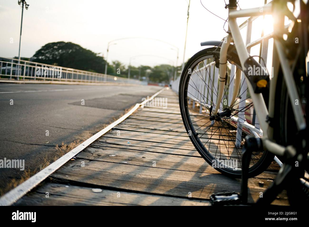 Fahrrad auf Holzbrücke Stockfoto