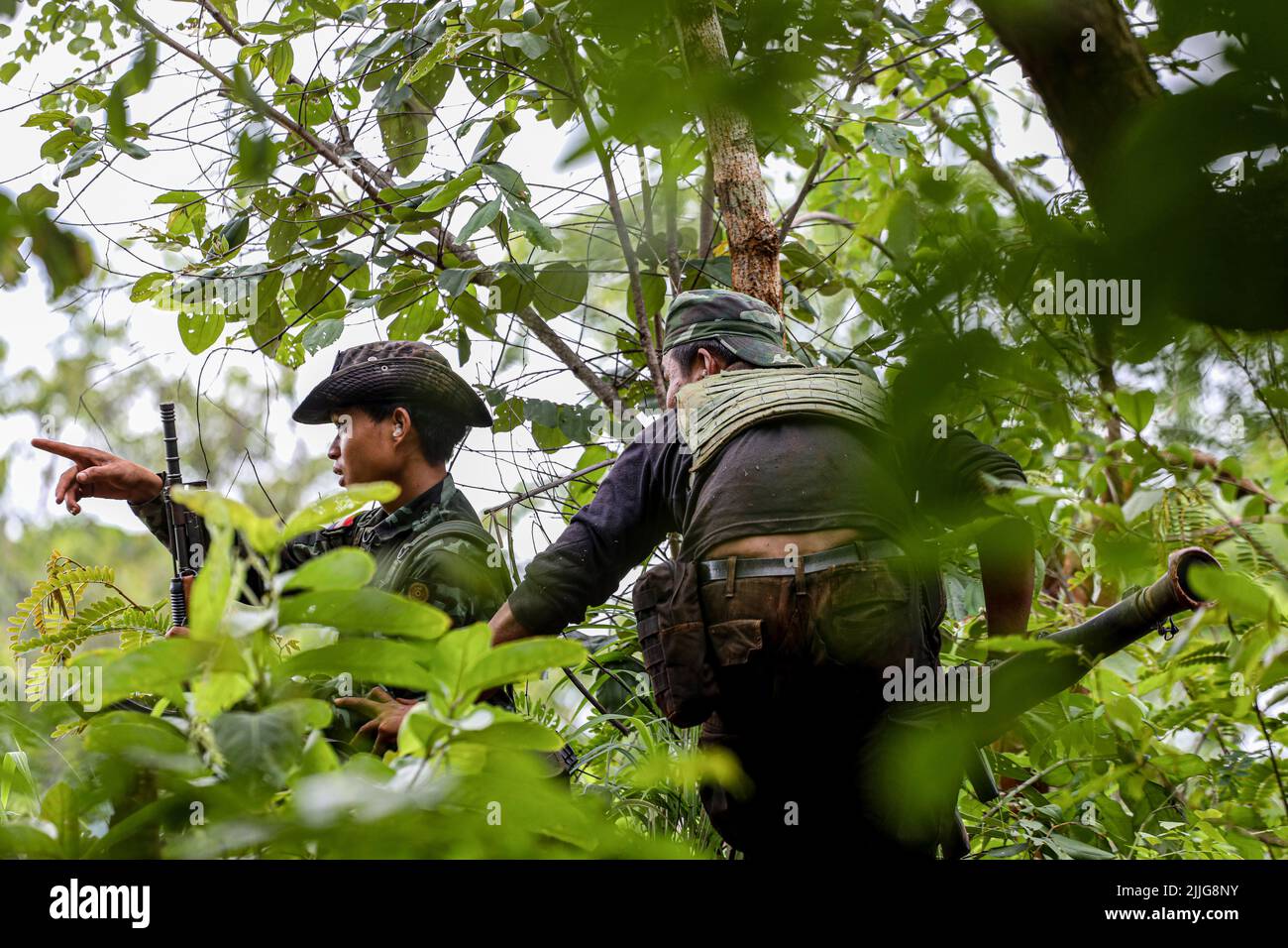 Ein Soldat der Karennischen Nationalitäten-Verteidigungskräfte (KNDF) weist ihrem Mitsoldaten während eines bewaffneten Konflikts mit der burmesischen Armee Tatmadaw eine Richtung zu. Die Karenni Nationalities Defence Force (KNDF) ist eine bewaffnete aufständische Gruppe in Myanmar, die nach dem Staatsstreich von Myanmar im Jahr 2021 durch Oberbefehlshaber Min Aung Hlaing gebildet wurde. Zum KNDF gehören auch andere Organisationen wie die Karenni National Progressive Party (KNPP). Stockfoto