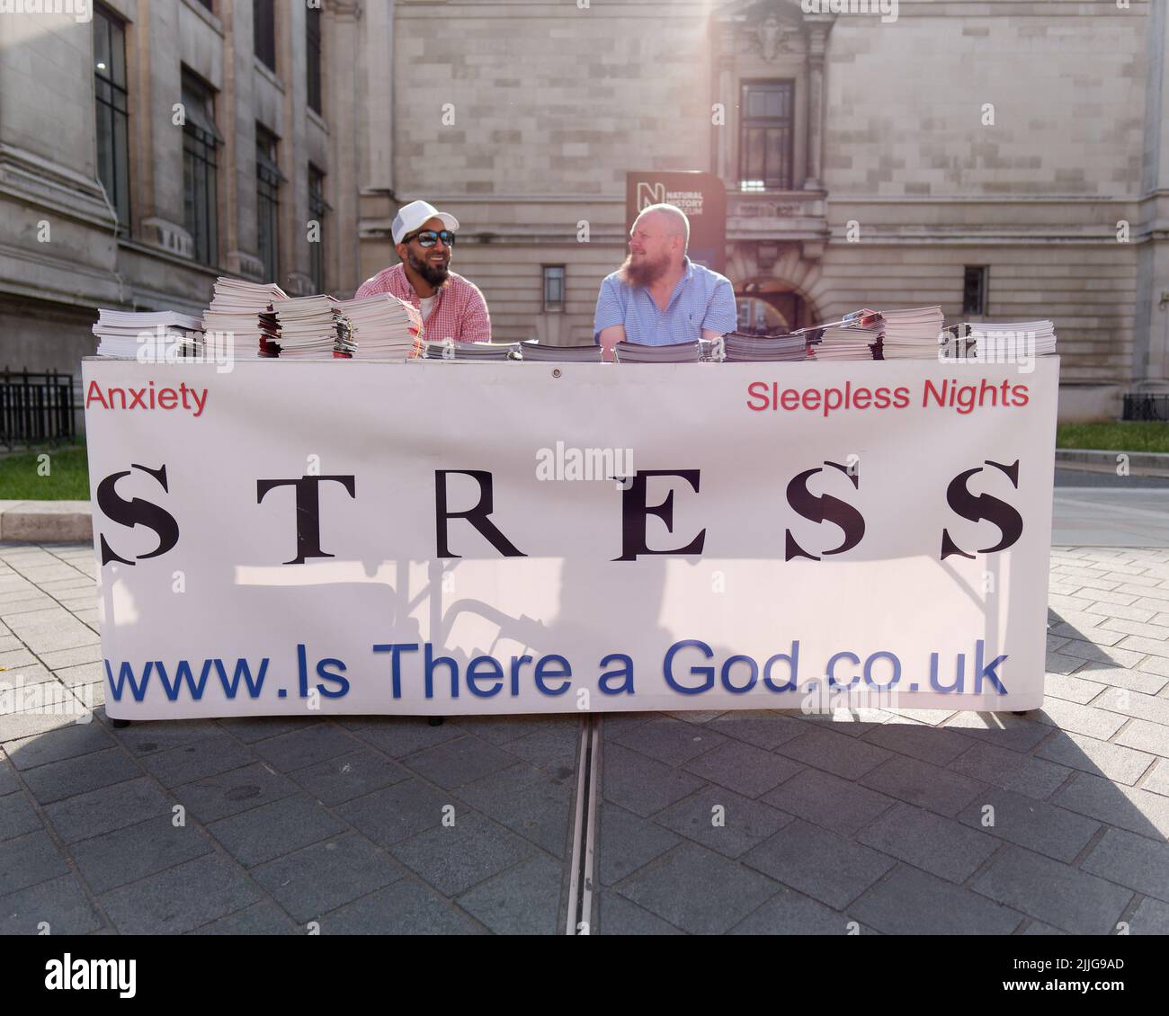 London, Greater London, England, 15 2022. Juni: Zwei bärtige Männer sitzen auf einem Stress- und religiösen Hilfsstand auf der Ausstellungsstraße in South Kensington. Stockfoto