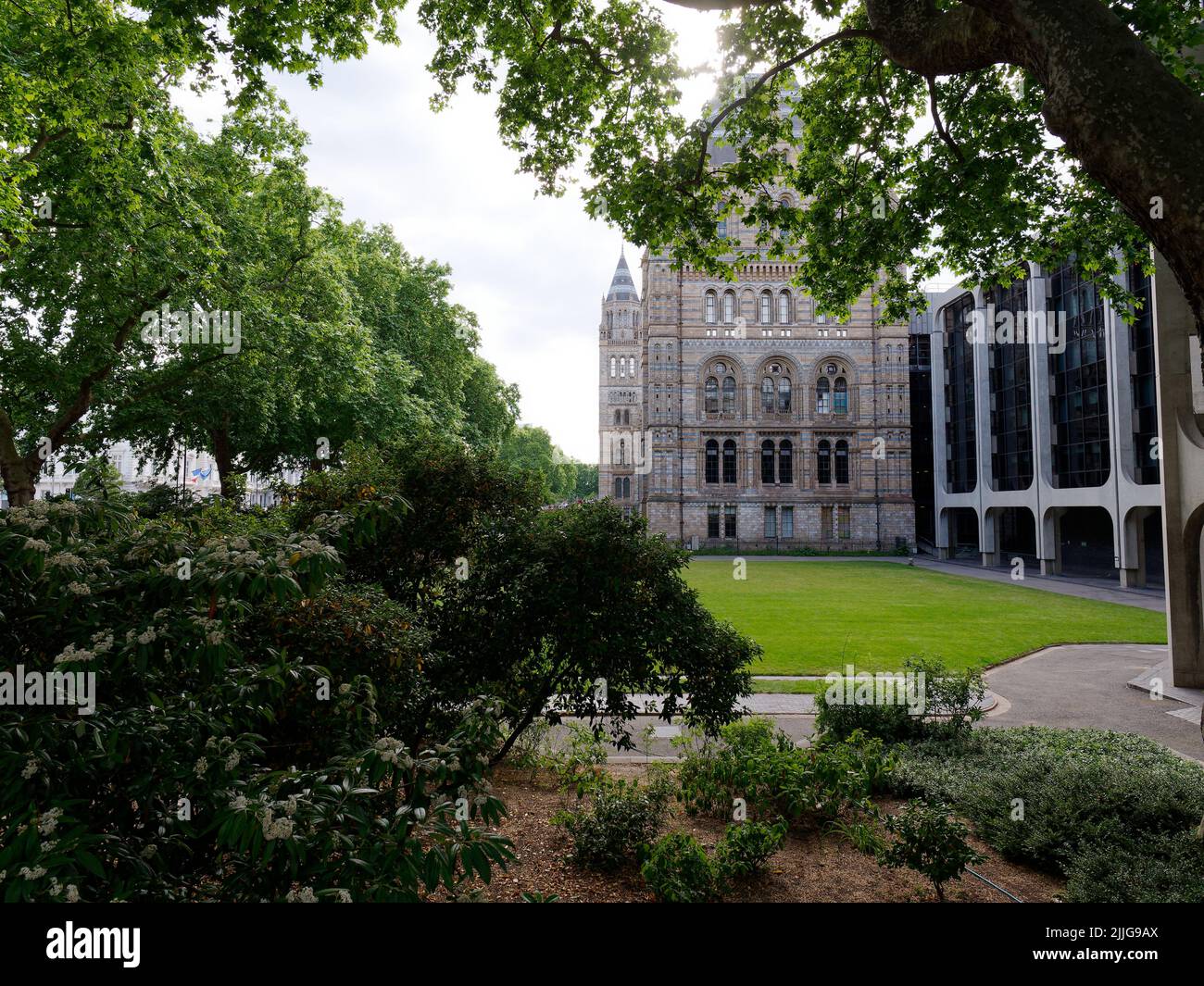London, Greater London, England, Juni 15 2022: National History Museum and Grounds in South Kensington, eingerahmt von Bäumen. Stockfoto
