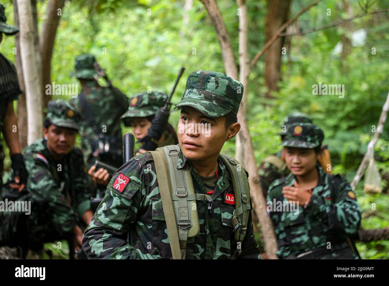 Karenni State, Myanmar. 5.. Juli 2022. Soldaten der Karennischen Nationalitäten der Verteidigungskräfte (KNDF) ruhen in einem Dschungel. Die Karenni Nationalities Defence Force (KNDF) ist eine bewaffnete aufständische Gruppe in Myanmar, die nach dem Staatsstreich von Myanmar im Jahr 2021 durch Oberbefehlshaber Min Aung Hlaing gebildet wurde. Zur KNDF gehören auch andere Organisationen wie die Karenni National Progressive Party (Bild: © Kaung Zaw Hein/SOPA Images via ZUMA Press Wire) Stockfoto