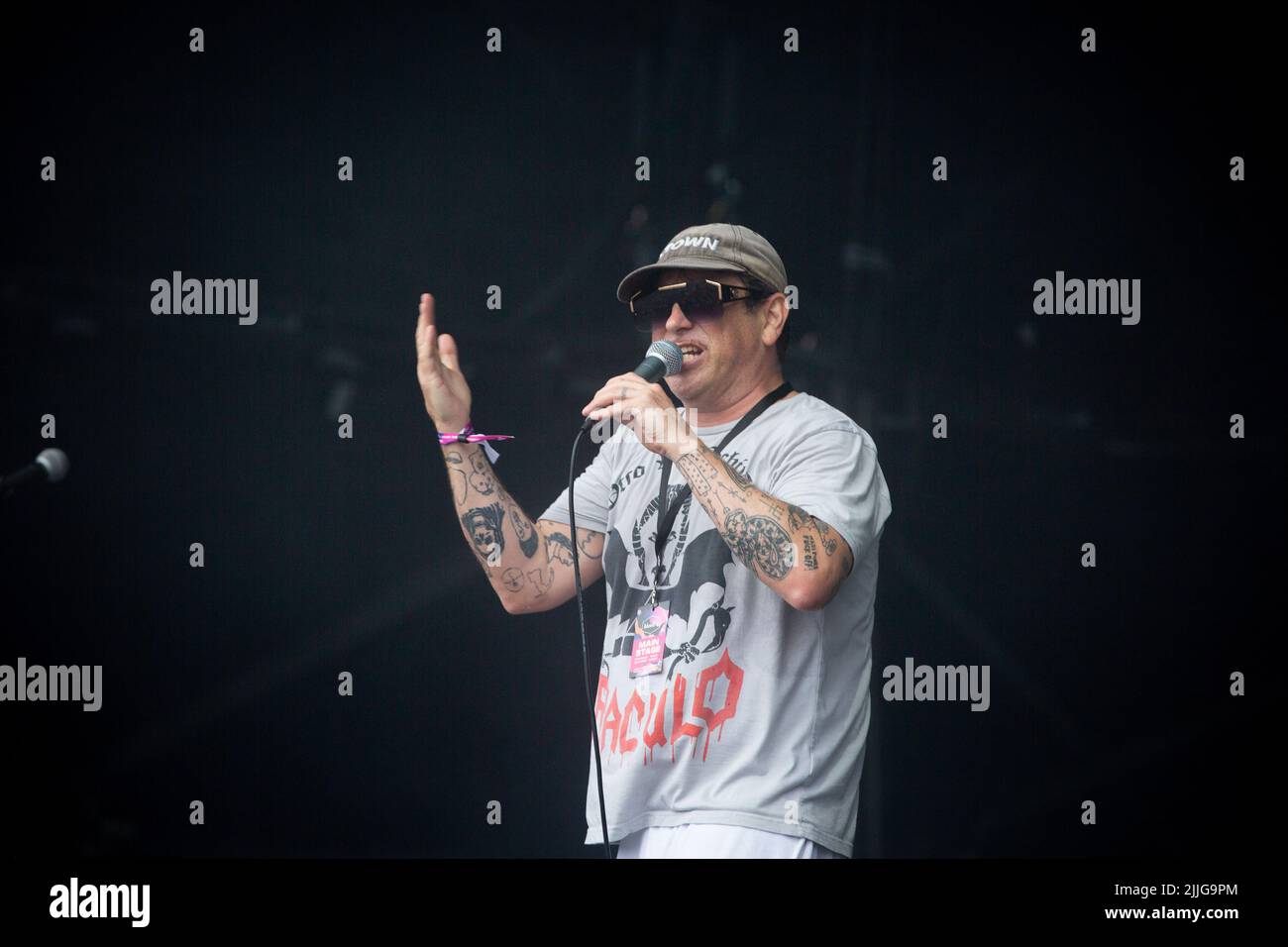 Jodrell Bank, Che-Hire, Großbritannien. 24.. Juli 2022. Die Post-Punk-Band Warmduschertreten live auf der Lovell-Bühne beim Bluedot Festival 2022 im Jodrell Bank Observatory auf. Stockfoto