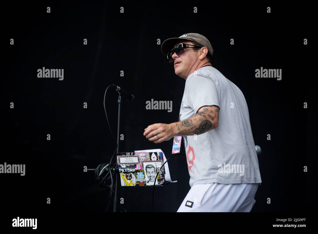 Jodrell Bank, Che-Hire, Großbritannien. 24.. Juli 2022. Die Post-Punk-Band Warmduschertreten live auf der Lovell-Bühne beim Bluedot Festival 2022 im Jodrell Bank Observatory auf. Stockfoto