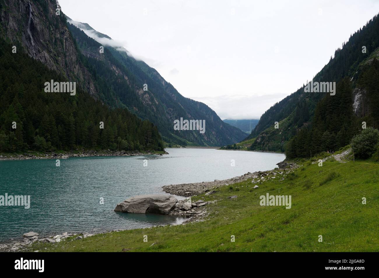 Bergsee in den Alpen an einem bewölkten Sommertag Stockfoto