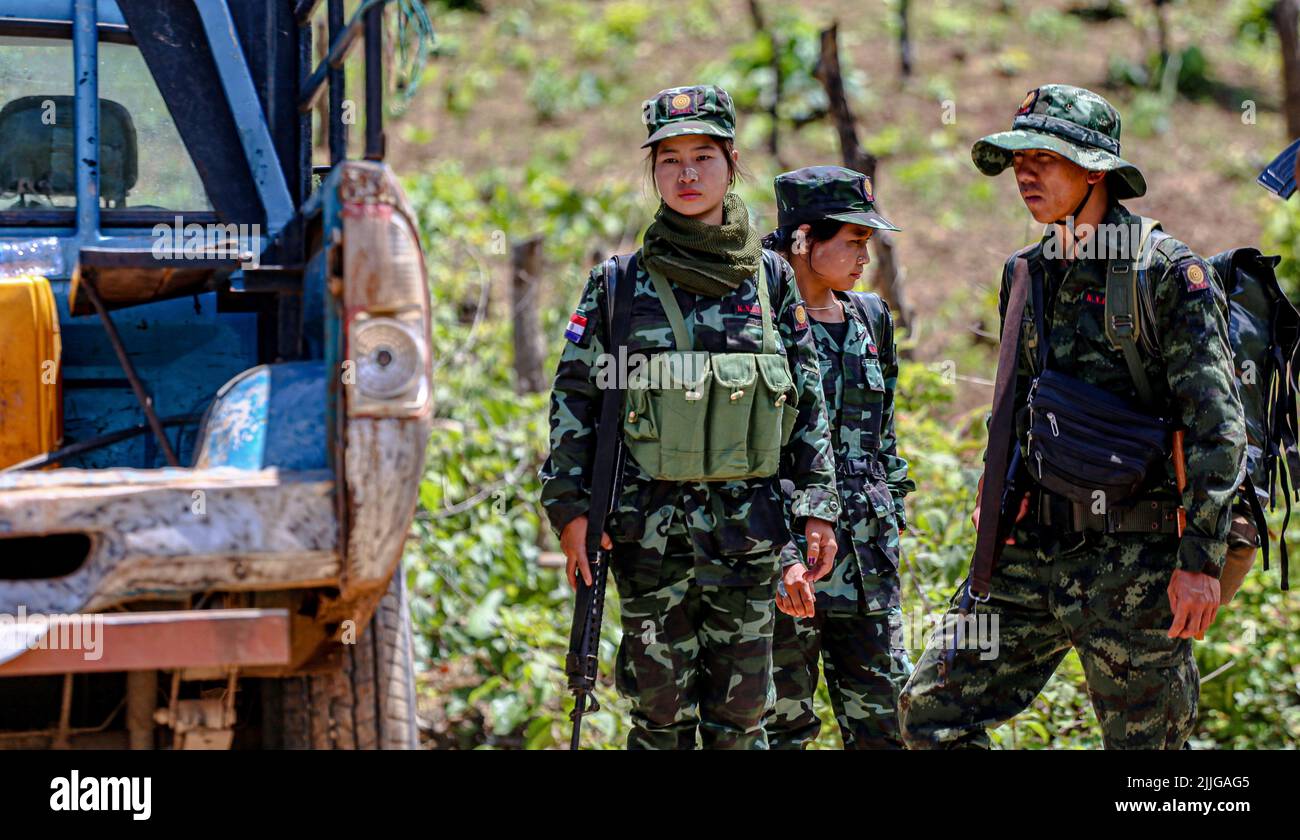 Karenni State, Myanmar. 4.. Juli 2022. Während eines bewaffneten Konflikts mit der birmanischen Armee Tatmadaw stehen Soldaten der KNDF (Nationalitäten der Karennier) an der Front bereit. Die Karenni Nationalities Defence Force (KNDF) ist eine bewaffnete aufständische Gruppe in Myanmar, die nach dem Staatsstreich von Myanmar im Jahr 2021 durch Oberbefehlshaber Min Aung Hlaing gebildet wurde. Zur KNDF gehören auch andere Organisationen wie die Karenni National Progressive Party (Bild: © Kaung Zaw Hein/SOPA Images via ZUMA Press Wire) Stockfoto