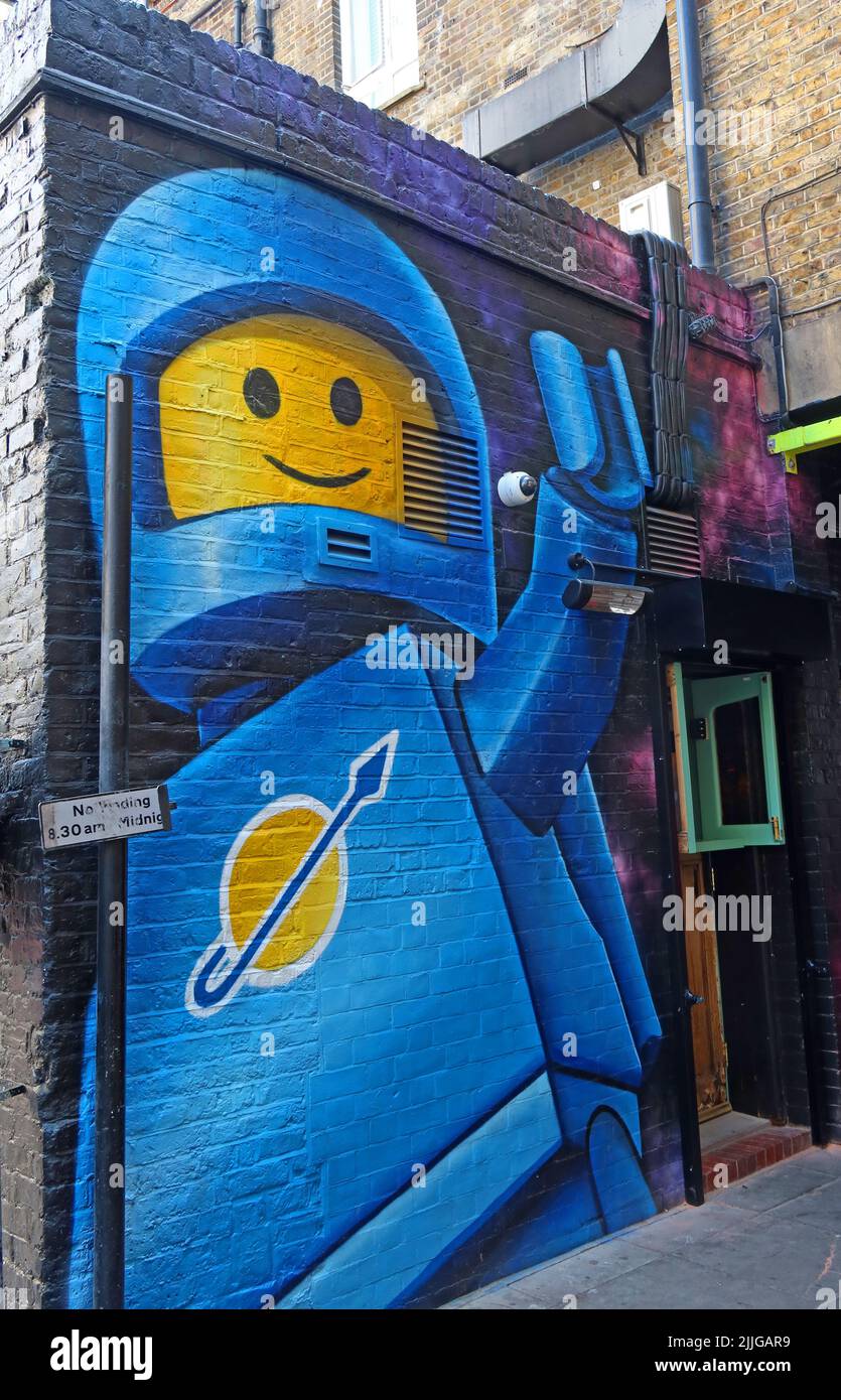 Blue Lego Space eman Art Graffiti in Manette Street, Soho, London, England, Großbritannien, W1D 4JB Stockfoto