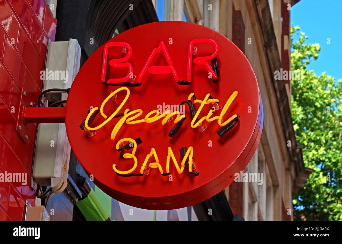 Schild „Late Night“, Bar geöffnet bis 3am Uhr, Schild „Soho“, London, England, Großbritannien Stockfoto