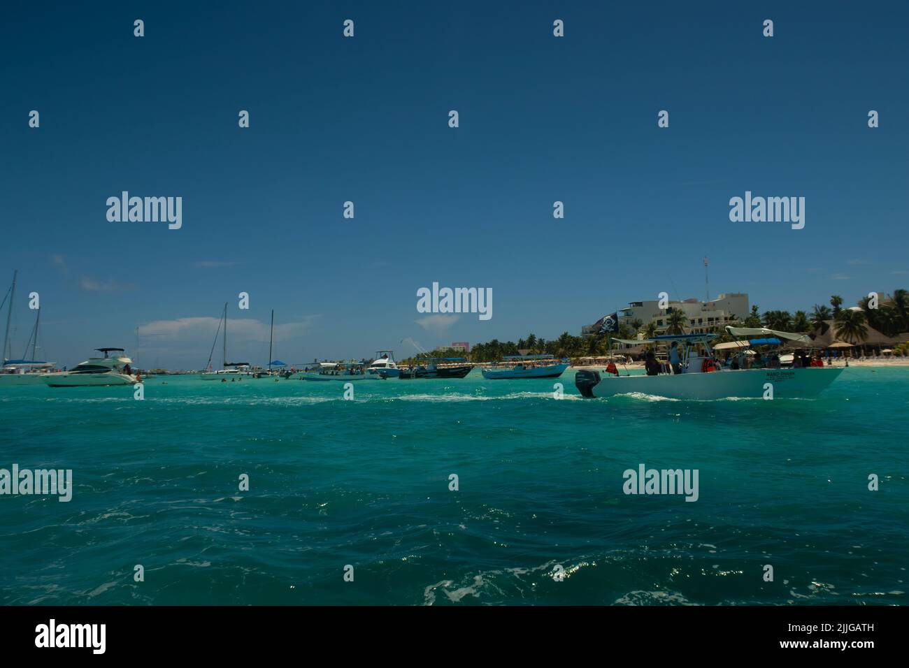 Freizeitboote in der Nähe von Playa Norte auf der Isla Mujeres, Mexiko Stockfoto