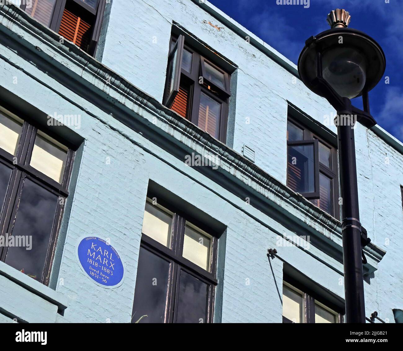 Blaue GLC-Plakette, auf der das Haus von Karl Marx 1851-56, 28 Dean Street, Soho, London, England, Vereinigtes Königreich, W1D 4QH Stockfoto