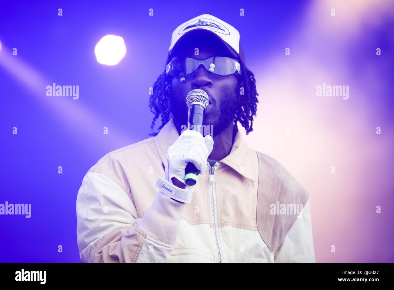 Jodrell Bank, Che-Hire, Großbritannien. 22.. Juli 2022. Zum Mercury Prize nominierte Kojey Rascal spielt live auf der Lovell Bühne beim Bluedot Festival 2022 im Jodrell Bank Observatory. Stockfoto