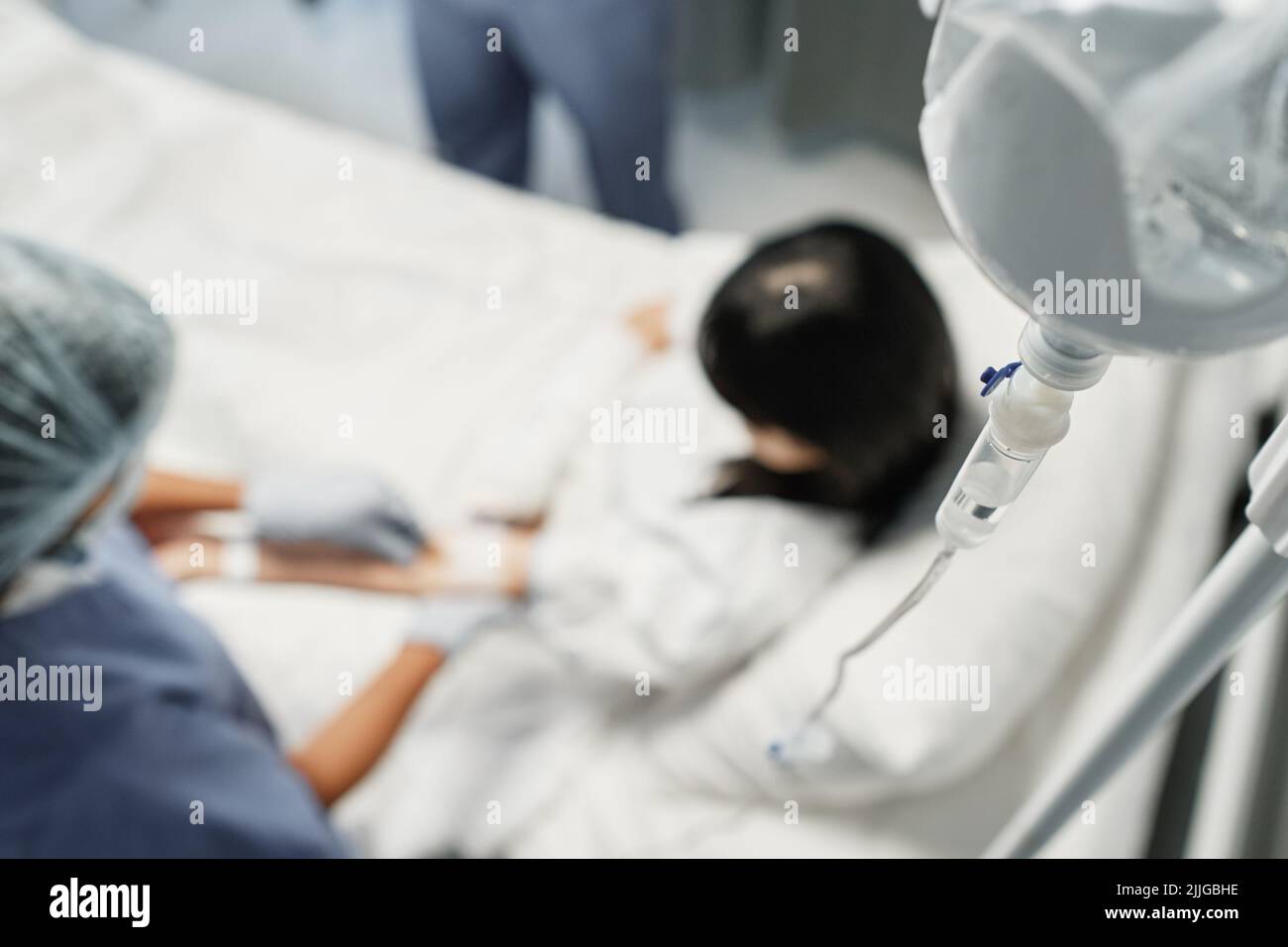 High-Angle-View-Aufnahme mit selektivem Fokus einer nicht erkennbaren Frau, die im Krankenhaus intravenös therapiert wurde Stockfoto