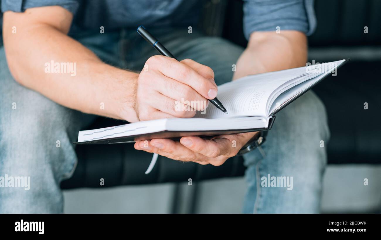 Man Hand schreiben Notizbuch Plan Ziele Visualisierung Stockfoto