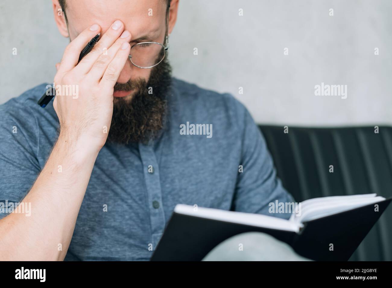 Man Kupplungskopf Müdigkeit Kopfschmerzen müde Überarbeiten Stockfoto