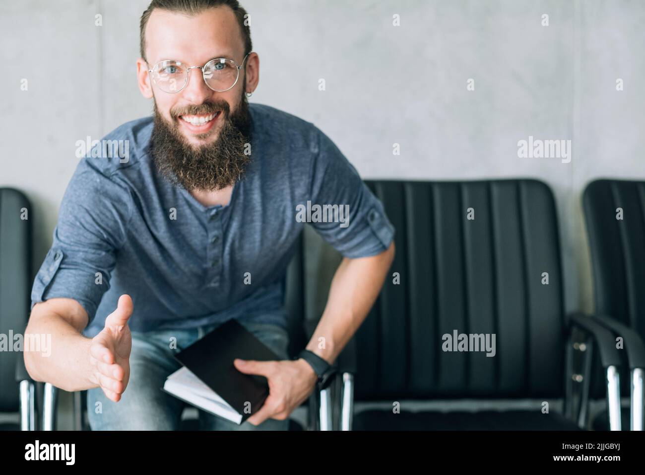 Ein Mann, der die Hand ausstreut, begrüßt die Einstellung von Jobs Stockfoto