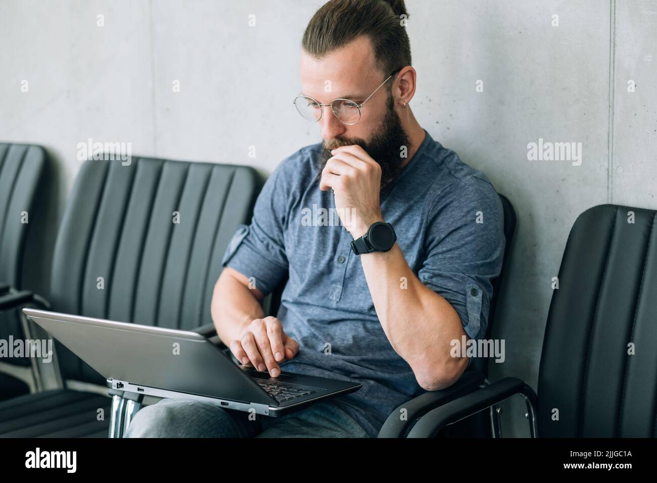 Mann lesen Informationen Laptop denken Nachdenken Stockfoto