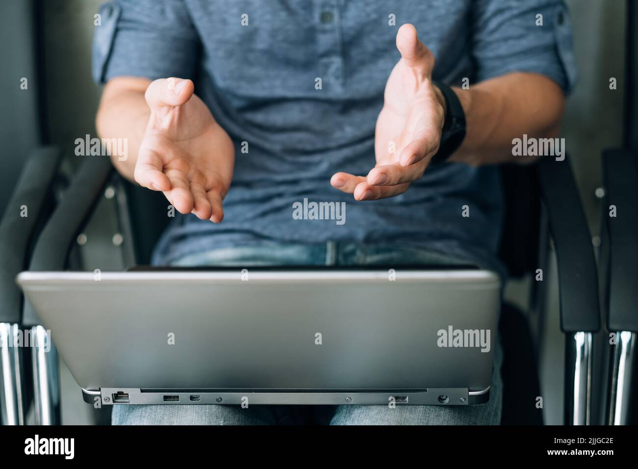 Erklärung Kommunikation Mann Hände gestikulieren Stockfoto