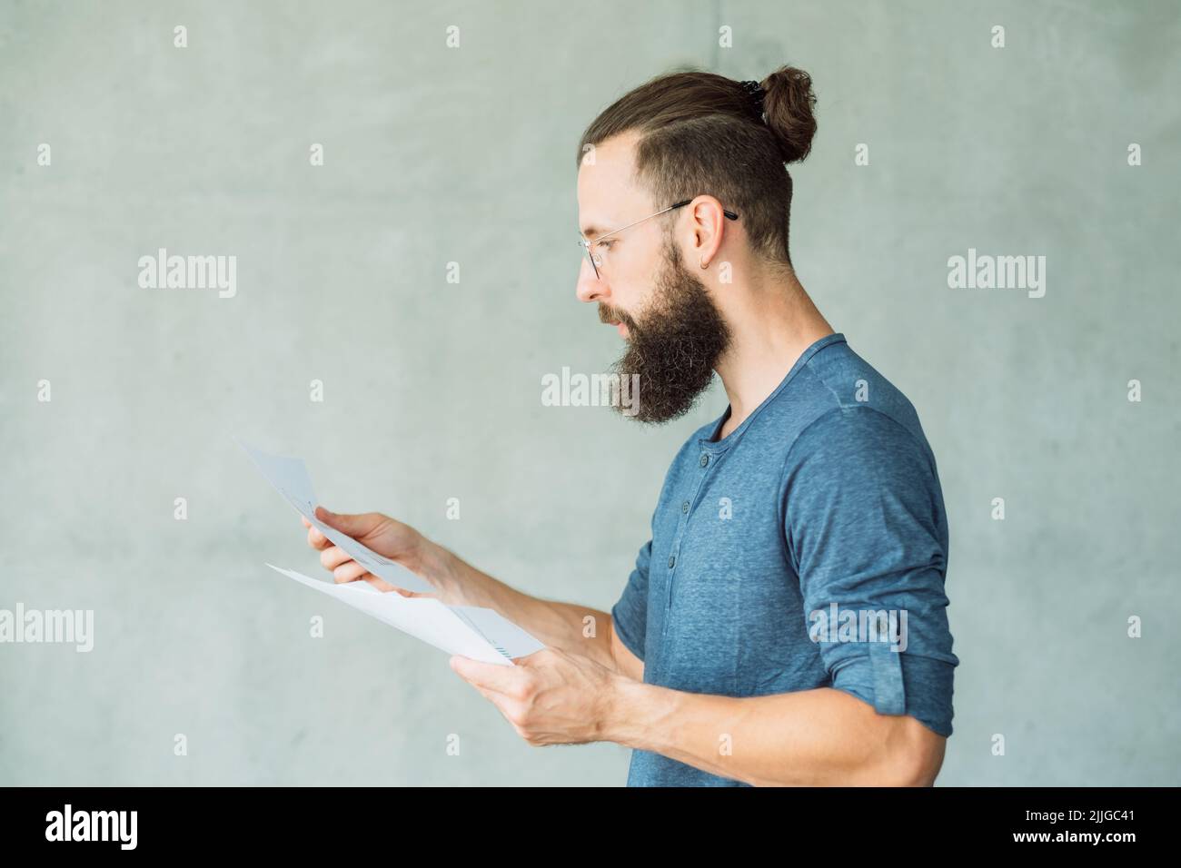Fokussierter Mann liest Informationen zu Geschäftsdokumenten Stockfoto