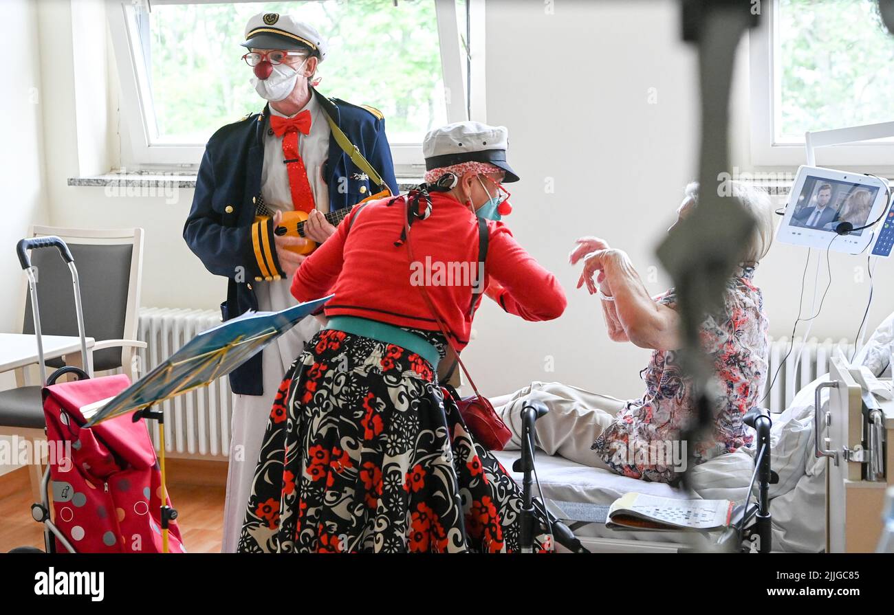 Potsdam, Deutschland. 26.. Juli 2022. Clowns Beta (l) und Widu besuchen Senioren in der Ernst von Bergmann Klinik. Die Clownsbesuche wurden speziell für körperlich oder geistig beeinträchtigte Patienten entwickelt und tragen zur Verbesserung ihrer Lebensqualität bei. Quelle: Jens Kalaene/dpa/Alamy Live News Stockfoto