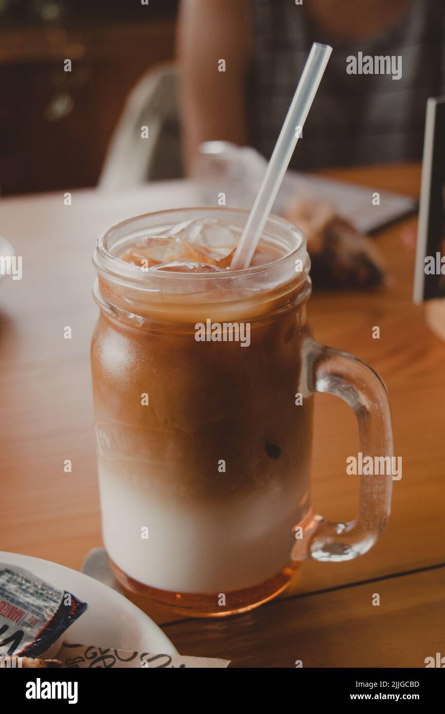 Becher aus Glas mit abgestuftem Eiskaffee Stockfoto