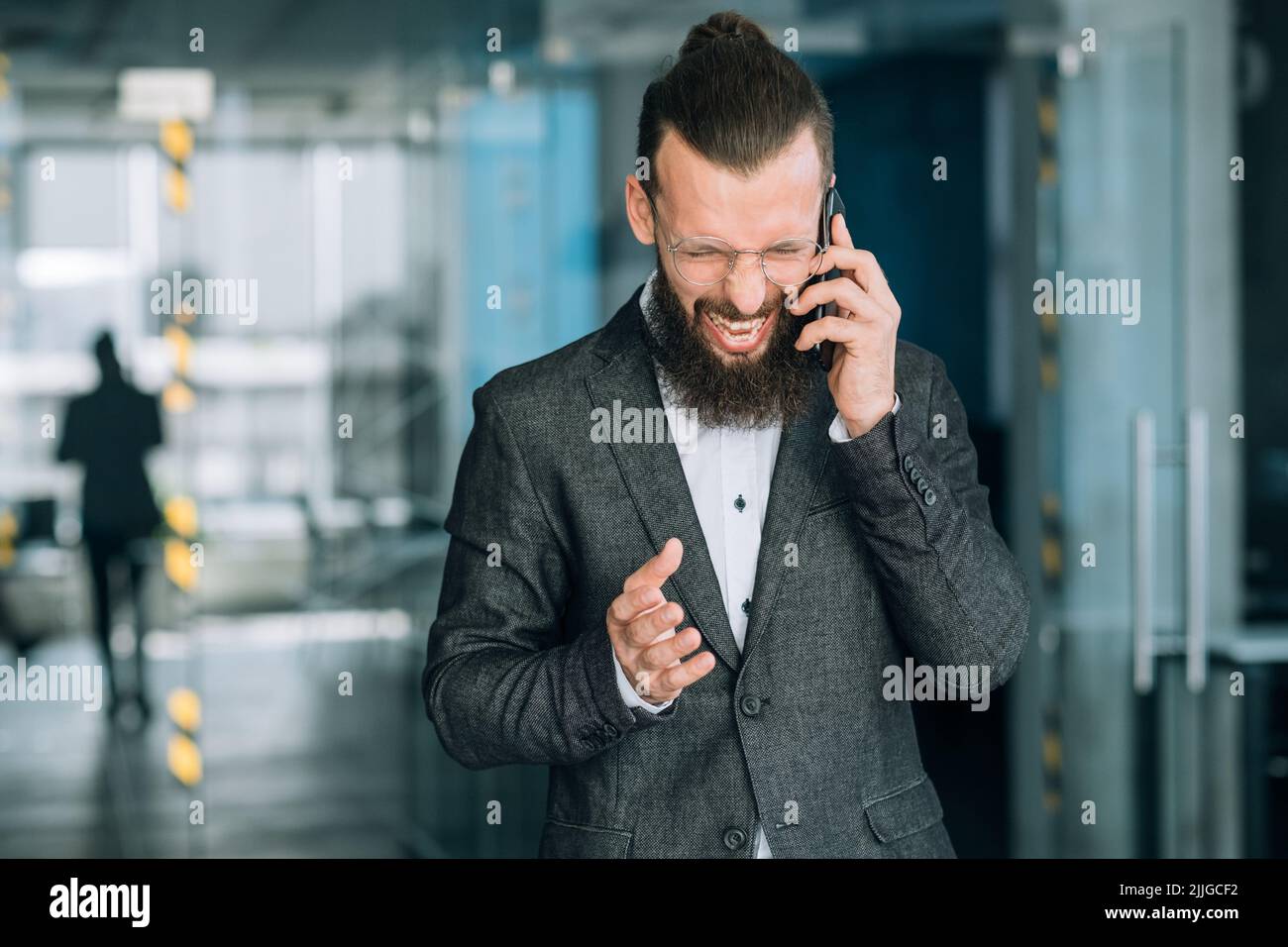Verärgerter Geschäftsmann Telefon schreit Ausfall Verlust Stockfoto