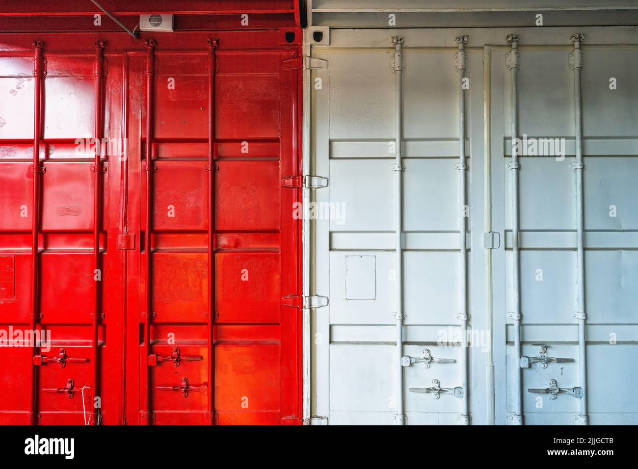 Rote und weiße Farbe im gesperrten Behälter im Hintergrund. Stockfoto