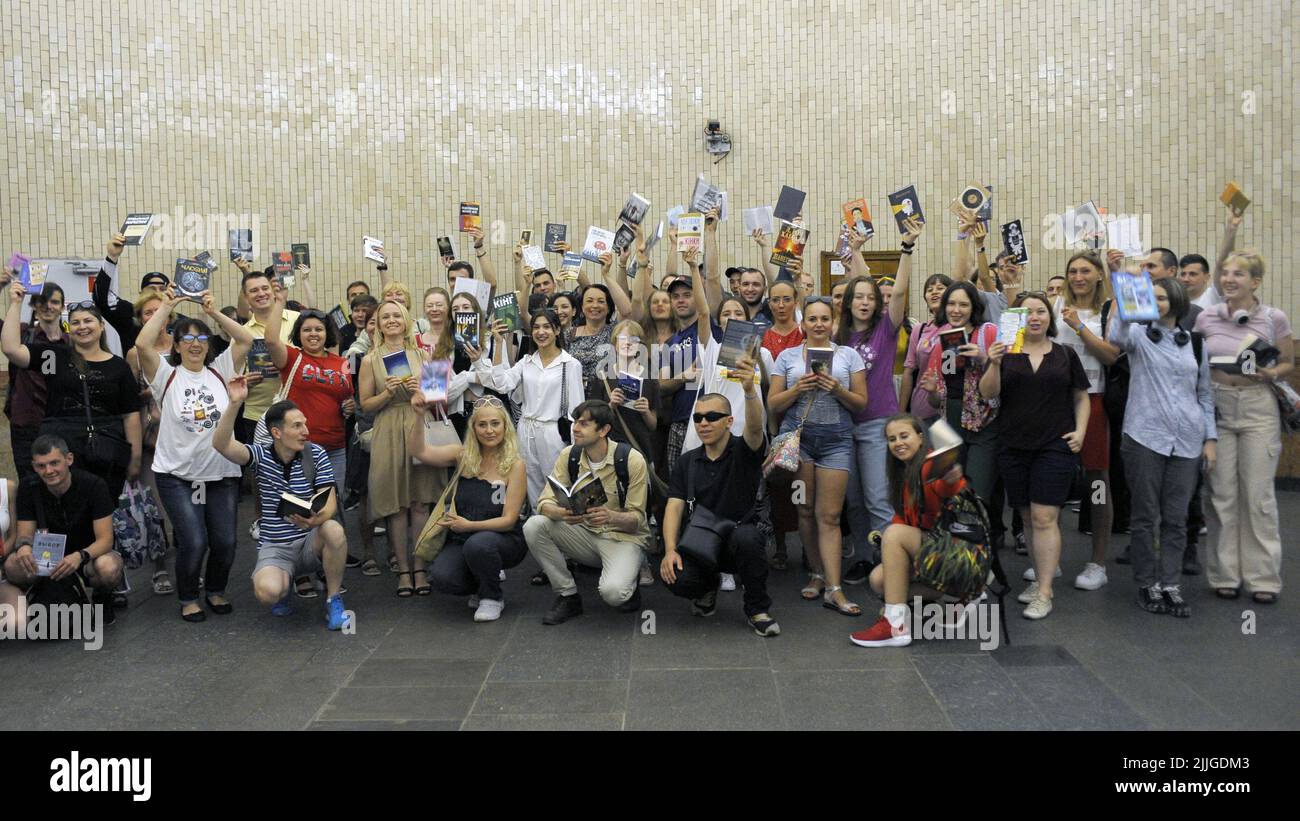 KIEW, UKRAINE - 24. JULI 2022 - die Teilnehmer halten Bücher an der U-Bahnstation Chervonyi Khutir aus, während sie einen Flash-Mob des Kyiv Book Club, Ky, lesen Stockfoto