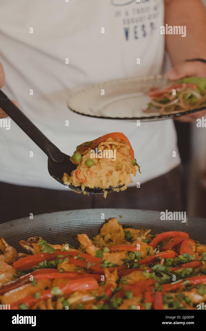 Löffel Paella mit Meeresfrüchten Stockfoto