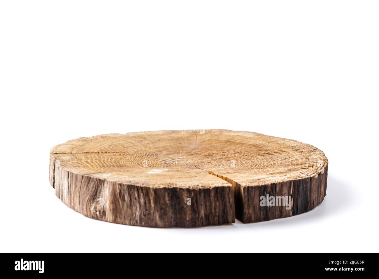 Holzplatte aus Baumstamm geschnitzt isoliert auf weißem Hintergrund. Kann wie ein Ständer für Ihr Objekt verwendet werden Stockfoto