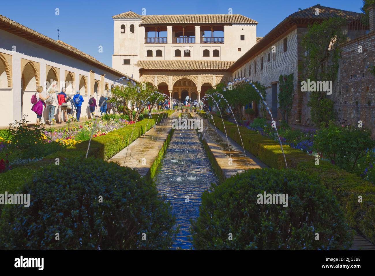 Der Patio de la Acequia im Generalife - Wassergarten mit Springbrunnen an der Alhambra Palast und Festung in Granada, Andalusien, Spanien Stockfoto