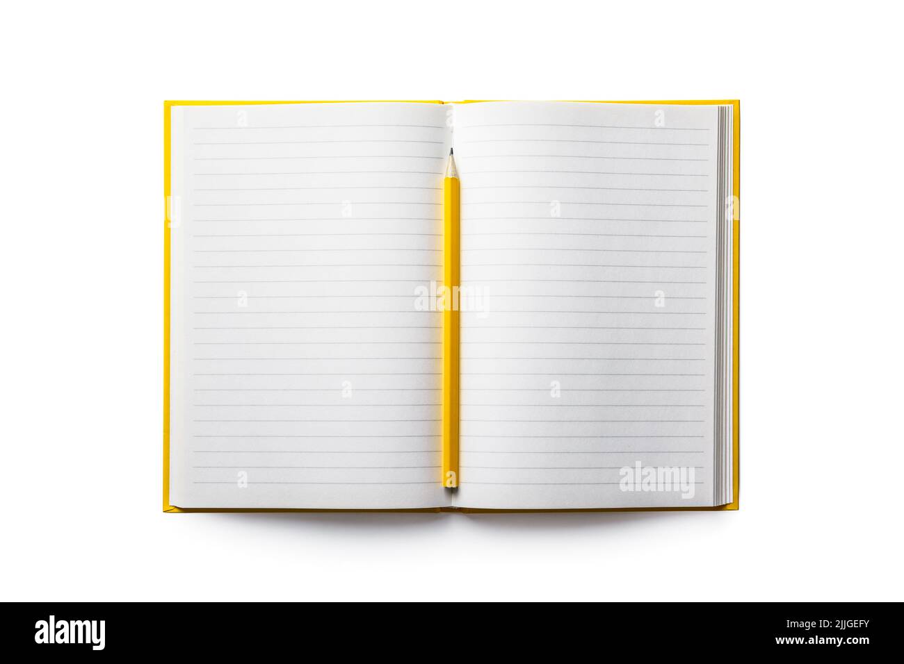 Leeres Notizbuch und gelber Bleistift auf weißem Hintergrund isoliert Stockfoto