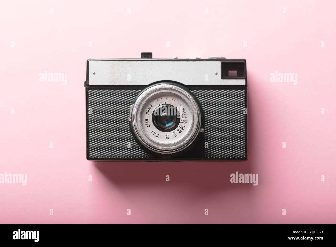 Alte Film Retro-Kamera auf rosa Hintergrund. Fotokonzept Stockfoto