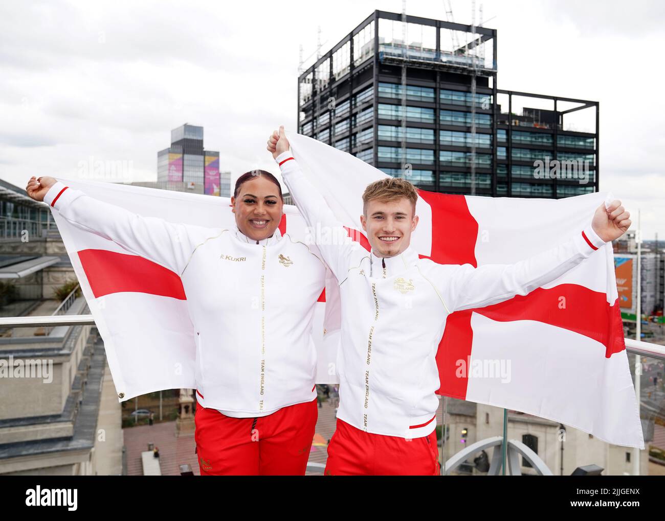 Die britischen Flaggenträger Emily Campbell und Jack Laugher vor den Commonwealth Games in Birmingham. Bilddatum: Dienstag, 26. Juli 2022. Stockfoto