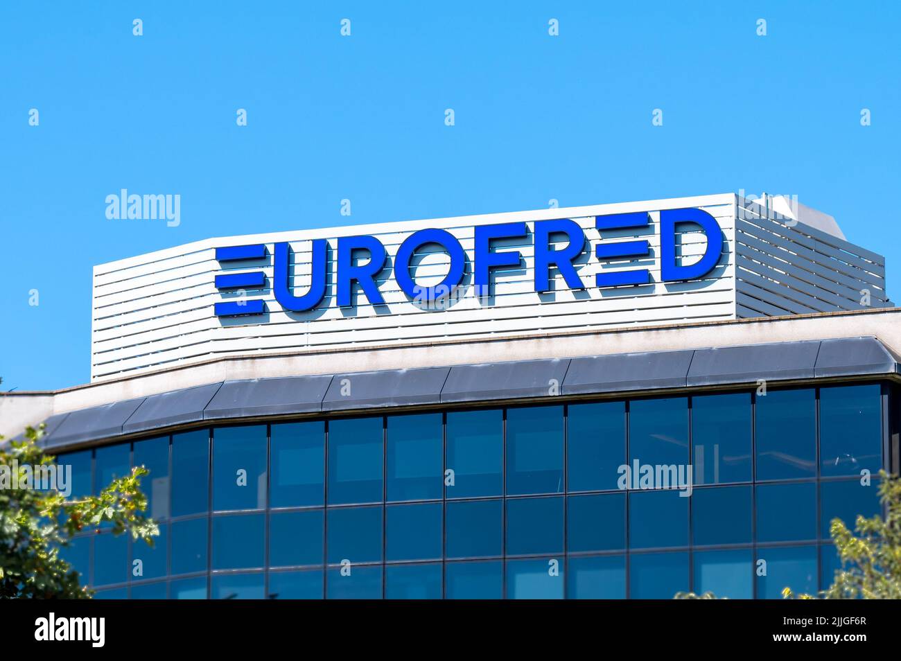 Logo oder Zeichen von Eurofred auf einem modernen Gebäude. Stockfoto