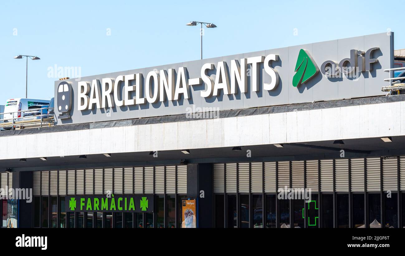 Bahnhof Barcelona-Sants Adif. Das Schild ist am Eingang des Gebäudes zu sehen. Stockfoto