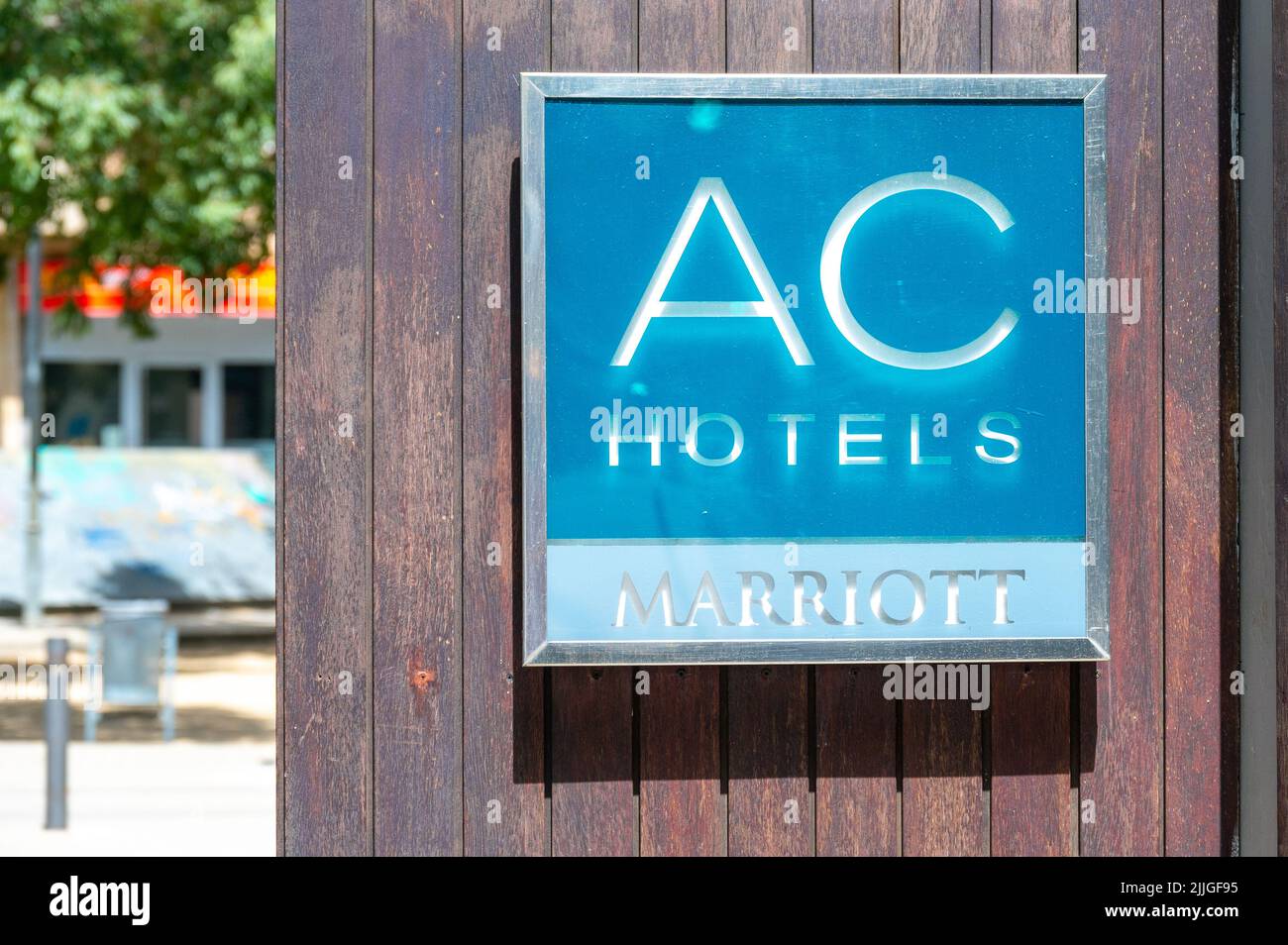AC Hotels by Marriott. Ein Schild in der Außenwand eines Gebäudes Stockfoto