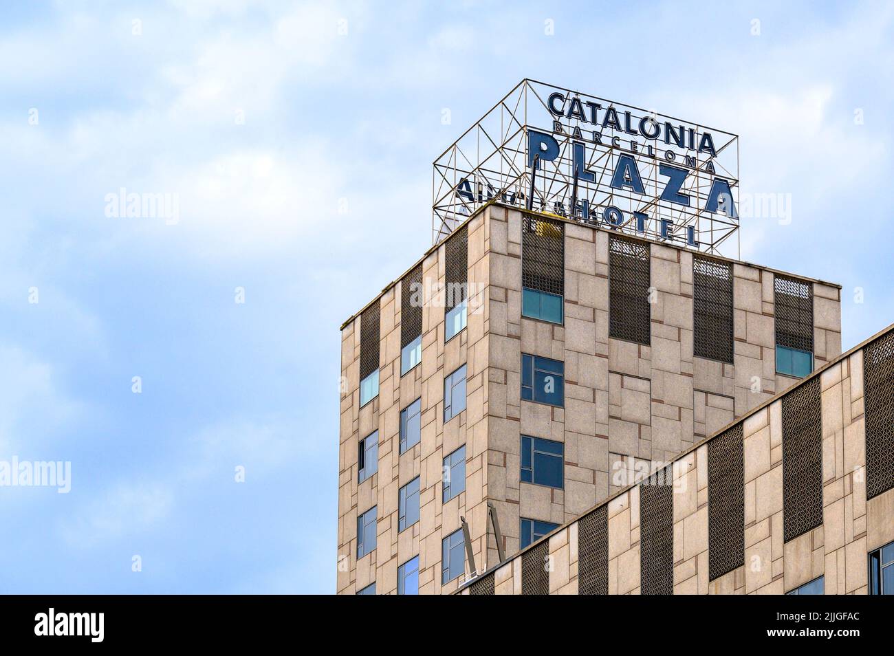 Schild des Catalonia Barcelona Plaza Hotels auf einem Gebäude. Stockfoto