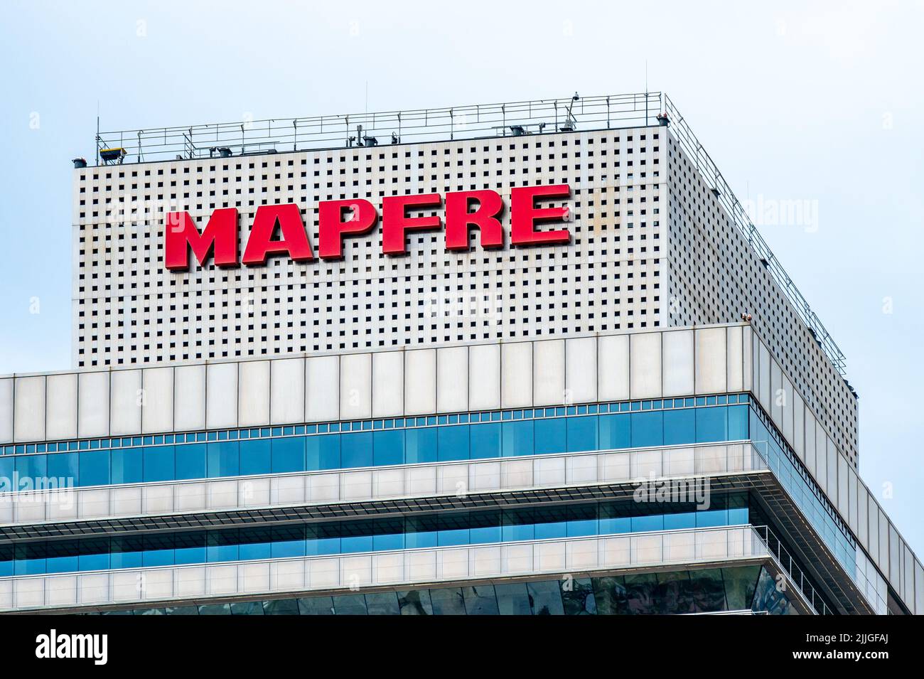 Mapfre-Logo oder -Zeichen auf einem Geschäftsgebäude Stockfoto