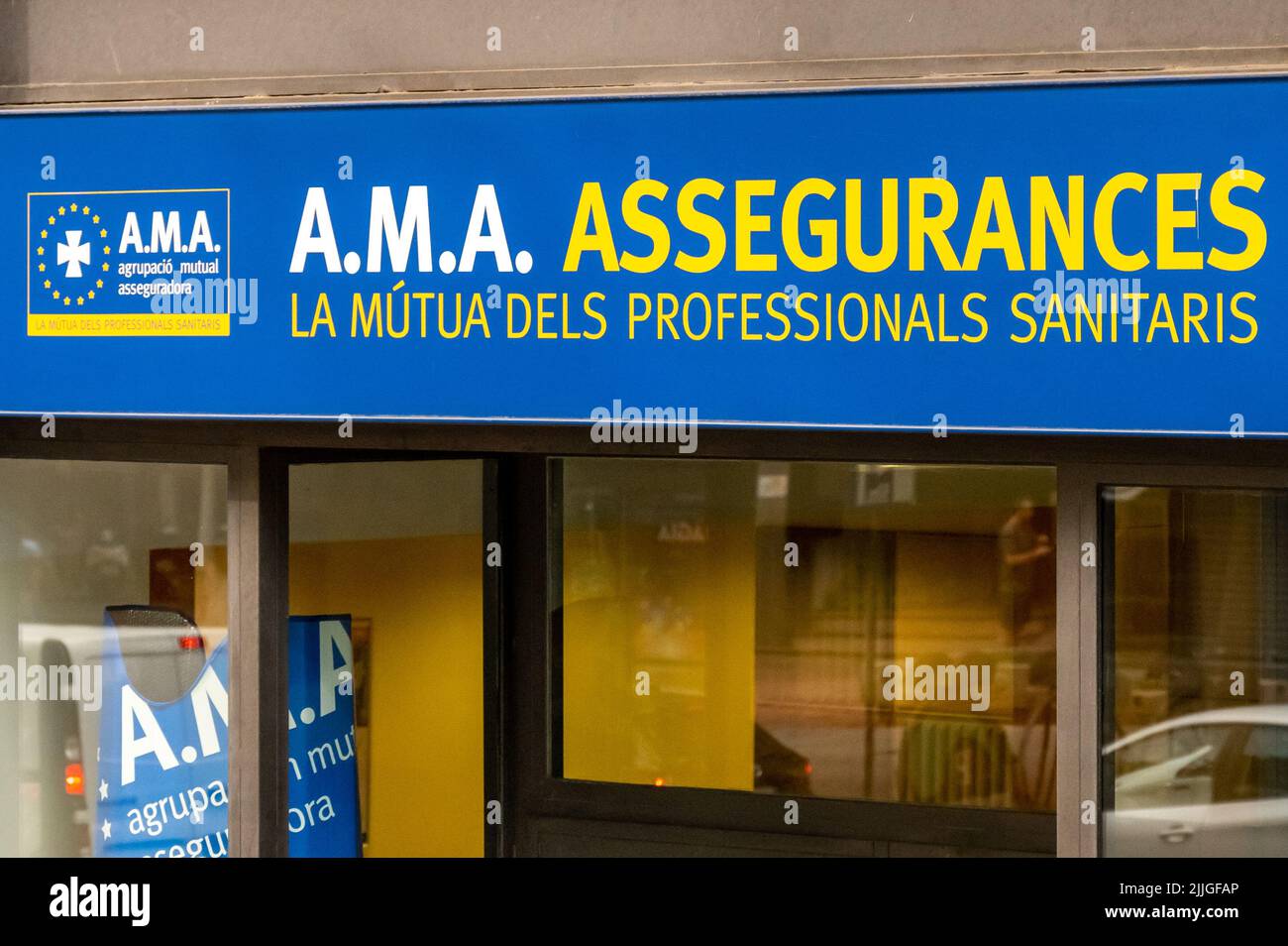 A.M.A Versicherungsgesellschaft Schild am Eingang eines Gebäudes Stockfoto