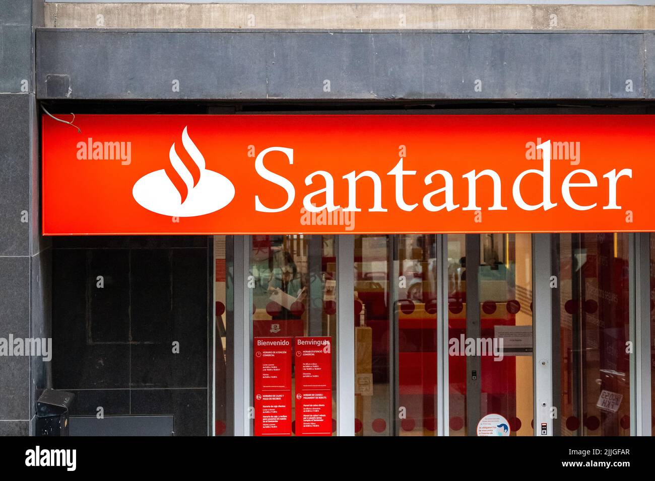 Schild und Logo der Santander Bank am Eingang einer der Filialen. Stockfoto