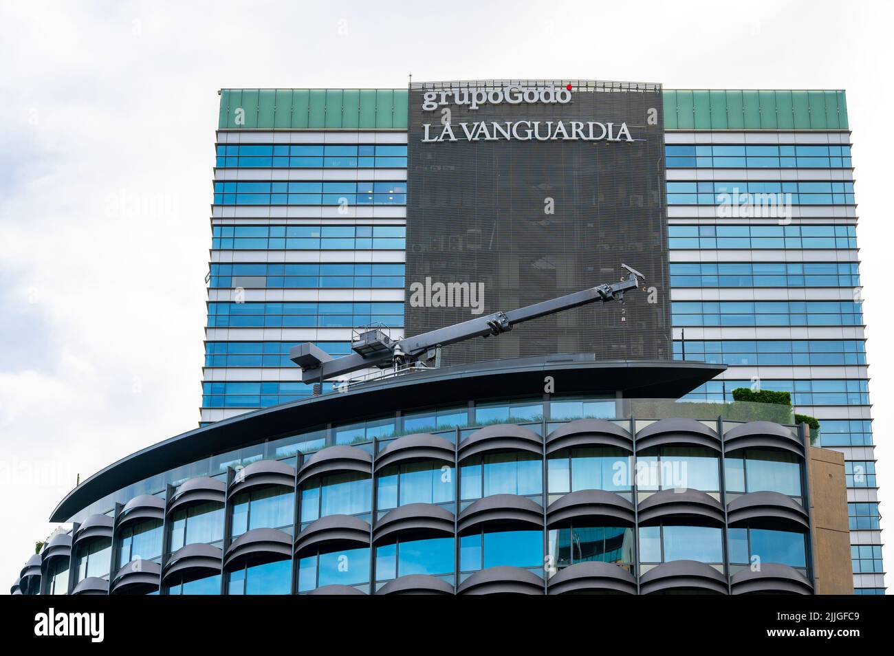 Zeichen der Grupo Godo La Vanguardia auf einem Gebäude in der Stadt. Stockfoto