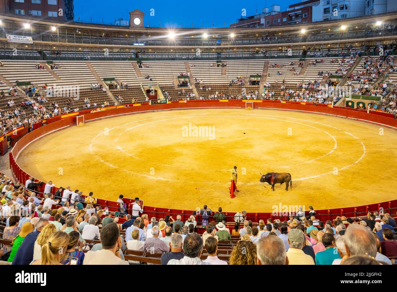 Weitwinkelansicht der Stierkampfarena mit einer Menge von Menschen, die den Stierkampf beobachten. Stockfoto