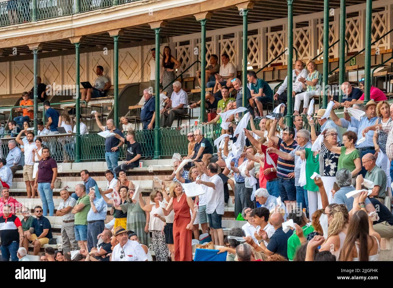 Die Menge winkt weiße Gegenstände, die nach dem Ende des Stierkampfes eine Auszeichnung für den Stierkämpfer fordern. Es bedeutet, dass ihnen die Leistung des b gefallen hat Stockfoto