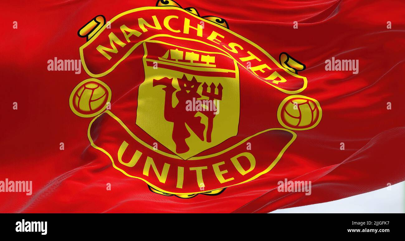 Manchester, Großbritannien, 2022. Mai: Die Flagge von Manchester United winkt im Wind. Manchester United ist ein professioneller Fußballverein im Old Trafor Stockfoto
