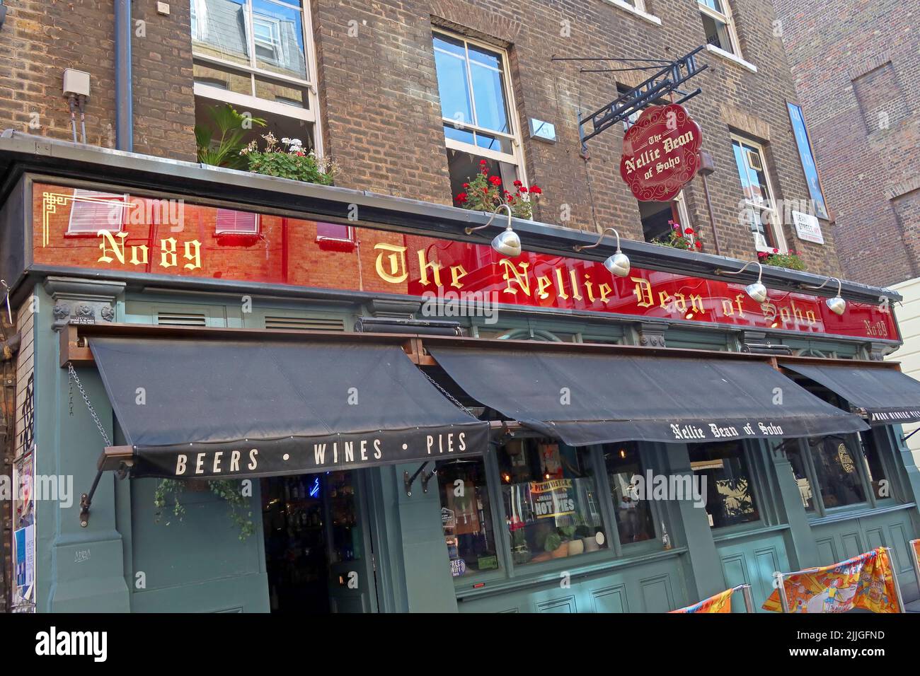 No89, The Nellie Dean of Soho Pub - Bier, Weine, Kuchen - 89 Dean St, London, England, UK, W1D 3SU - seit 1967 ( The Highlander ) Stockfoto